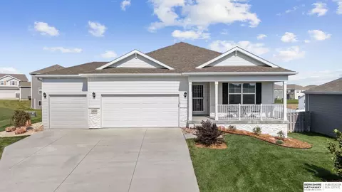 4516 Lawnwood Dr, Bellevue, NE 68133