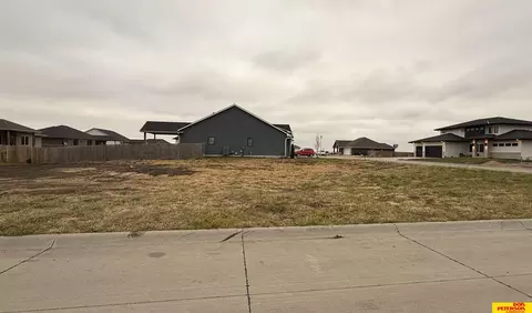 2710 S Lauren Ln, Fremont, NE 68025