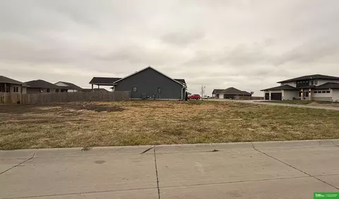2710 S Lauren Ln, Fremont, NE 68025