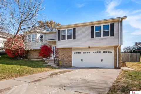 1207 Beaver Lake Blvd, Plattsmouth, NE 68048