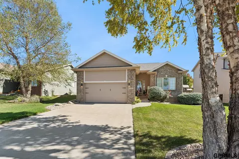 2221 Placid Lake Dr, Papillion, NE 68046