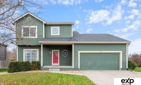 1702 Kelsey St, Papillion, NE 68046
