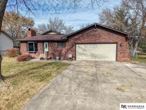 928 Q St, Geneva, NE 68361