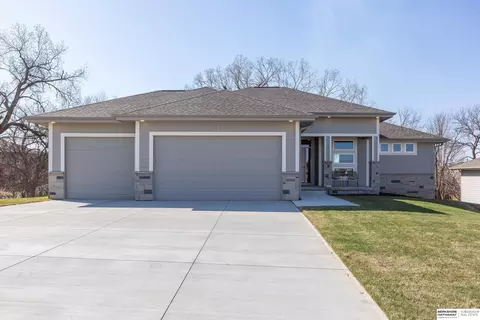 16015 Zac Ln, Bennington, NE 68007