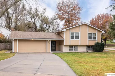 1105 Crest Rd, Papillion, NE 68046