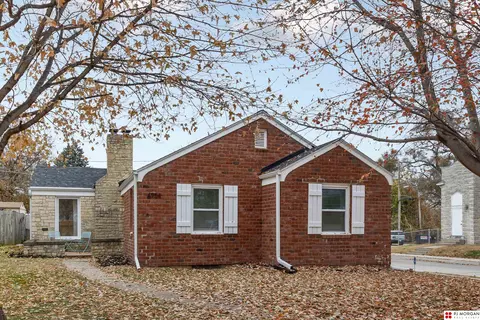4954 Ohio St, Omaha, NE 68104