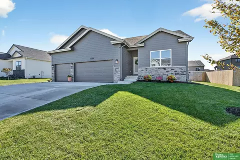 11709 Port Royal Dr, Papillion, NE 68046
