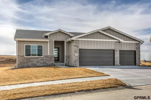 18483 Robin Cir, Omaha, NE 68136