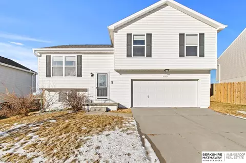 15828 Blackwalnut St, Omaha, NE 68136