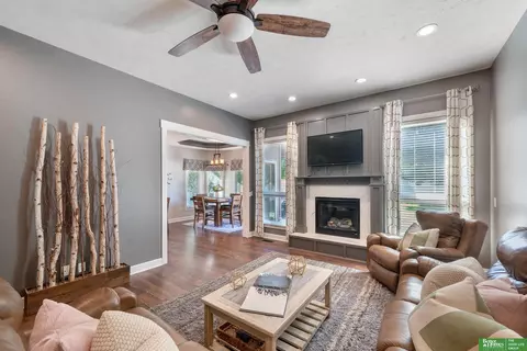 18713 Edna St, Omaha, NE 68136