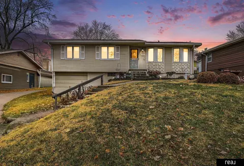 7210 Wood River Dr, Bellevue, NE 68157