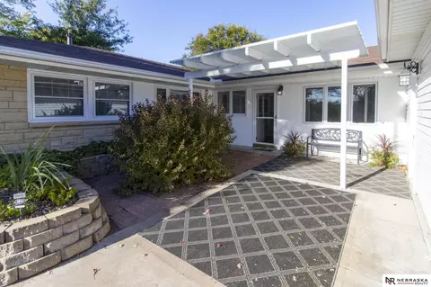 8120 Cobblestone Cir, Lincoln, NE 68510