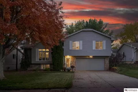 3721 Falcon Dr, Bellevue, NE 68123