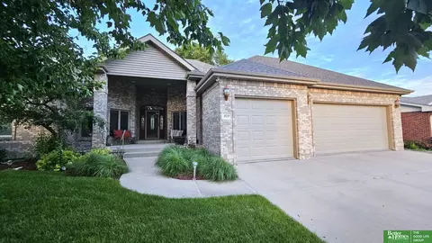 819 S Country Club Ave, York, NE 68467