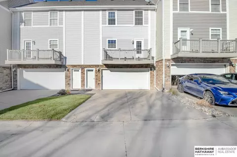 16708 Crown Point Plz, Omaha, NE 68116