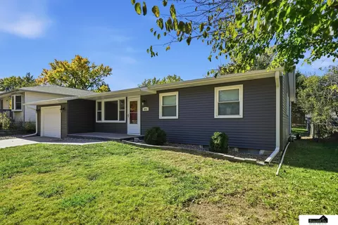5831 Queens Dr, Lincoln, NE 68516