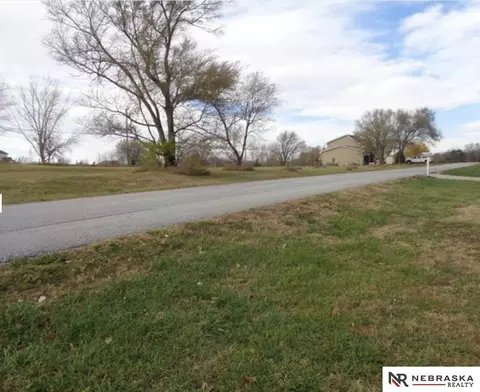 1928 Beaver Lake Blvd, Plattsmouth, NE 68048