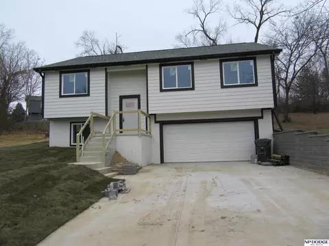 5018 Vane Cir, Omaha, NE 68152 photo 2