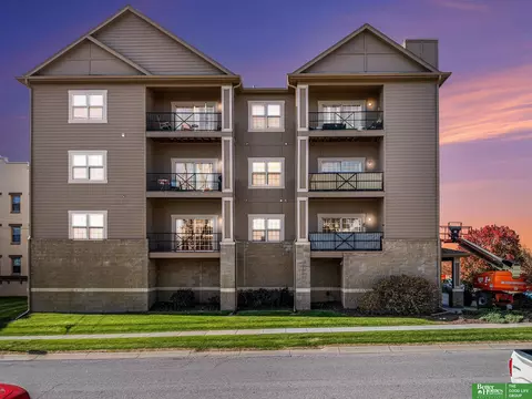 224 N 49 St #2D, Omaha, NE 68132