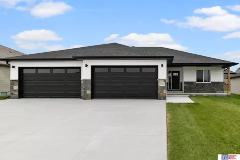 2814 S Creek Rd, Lincoln, NE 68516