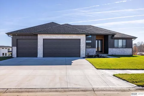 10811 S 219th St, Gretna, NE 68028
