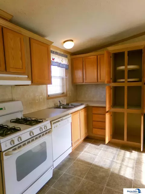 Kitchen - 2408 Arapahoe Trl, Beatrice, NE 68310 photo 5 of 9