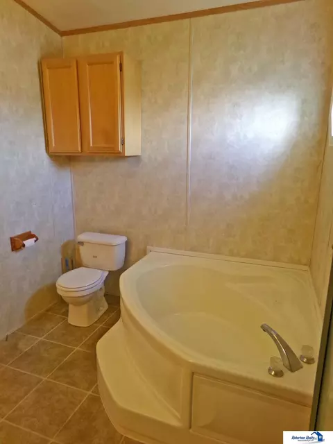 Bath - 2408 Arapahoe Trl, Beatrice, NE 68310 photo 6 of 9