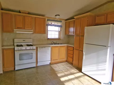 Kitchen - 2408 Arapahoe Trl, Beatrice, NE 68310 photo 3 of 9