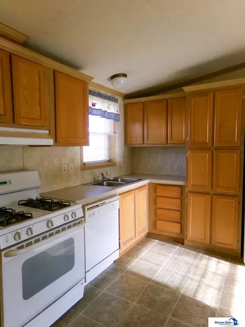 Kitchen - 2408 Arapahoe Trl, Beatrice, NE 68310 photo 4 of 9