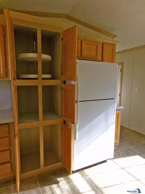 Kitchen - 2408 Arapahoe Trl, Beatrice, NE 68310 photo 6 of 9