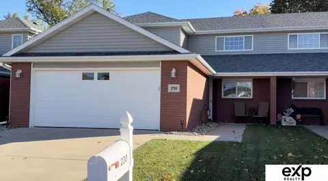 230 S 77th Pl, Lincoln, NE 68510