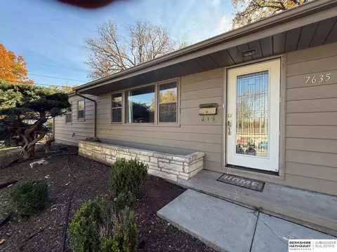 7635 Sunset Dr, Ralston, NE 68127