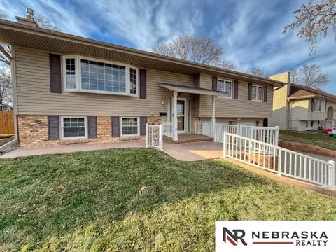1112 Lafayette Dr, Papillion, NE 68046