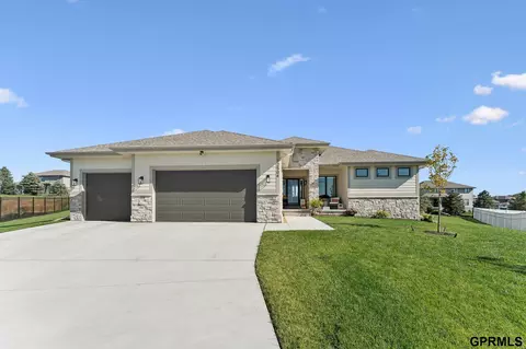 12511 Schirra Cir, Papillion, NE 68046