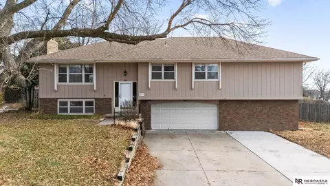 821 N 121st St, Omaha, NE 68154