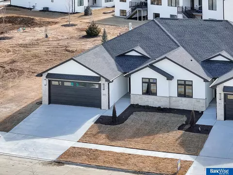 9233 Marbella Dr, Lincoln, NE 68520