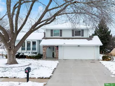 806 Shannon Rd, Papillion, NE 68046
