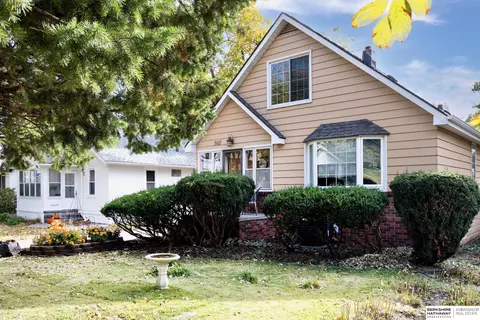5611 Cedar St, Omaha, NE 68106