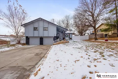 820 N 121st St, Omaha, NE 68154