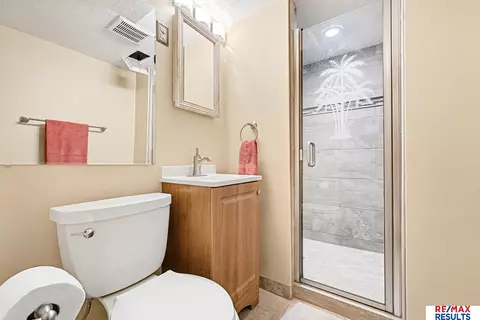 Bath - 1409 Freeman Dr, Bellevue, NE 68005 photo 2 of 2