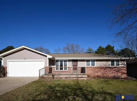 1840 Montclair Dr, Lincoln, NE 68521