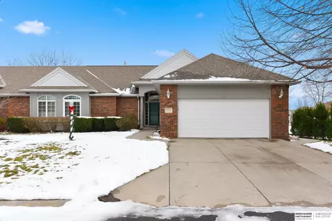 813 Villa Plz, Papillion, NE 68046