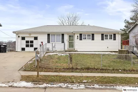9217 Grand Ave, Omaha, NE 68134