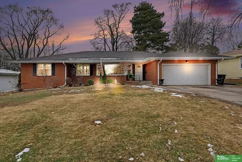914 Hillcrest Dr, Omaha, NE 68132