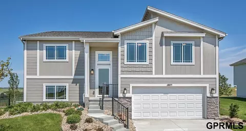 10509 Portage Dr, Papillion, NE 68046