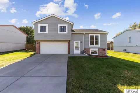 1203 Rawhide Rd, Papillion, NE 68046