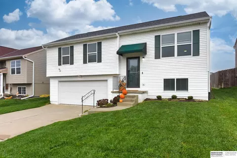 8944 Quest St, Omaha, NE 68122