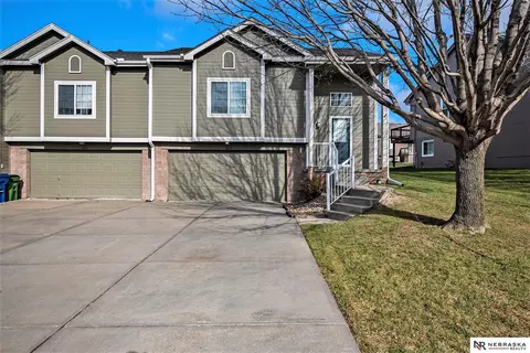 1014 Gold Coast Rd, Papillion, NE 68046