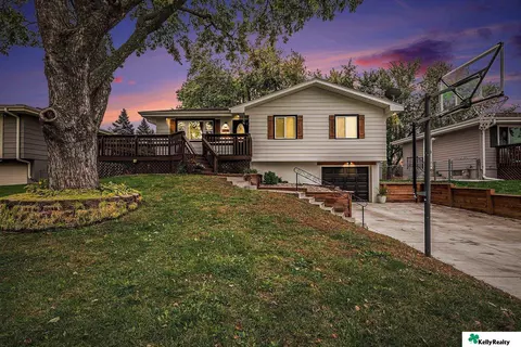 205 Sycamore Cir, Gretna, NE 68028