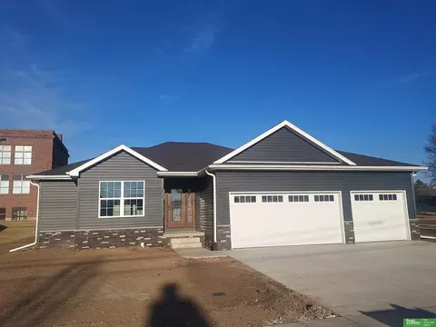 1823 N East Ave, York, NE 68467